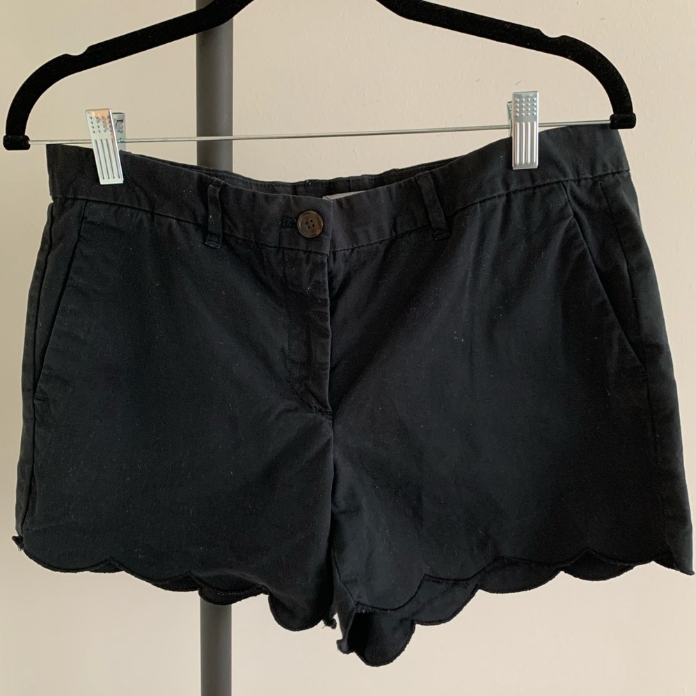 Gap black scalloped edge short. Size 6.